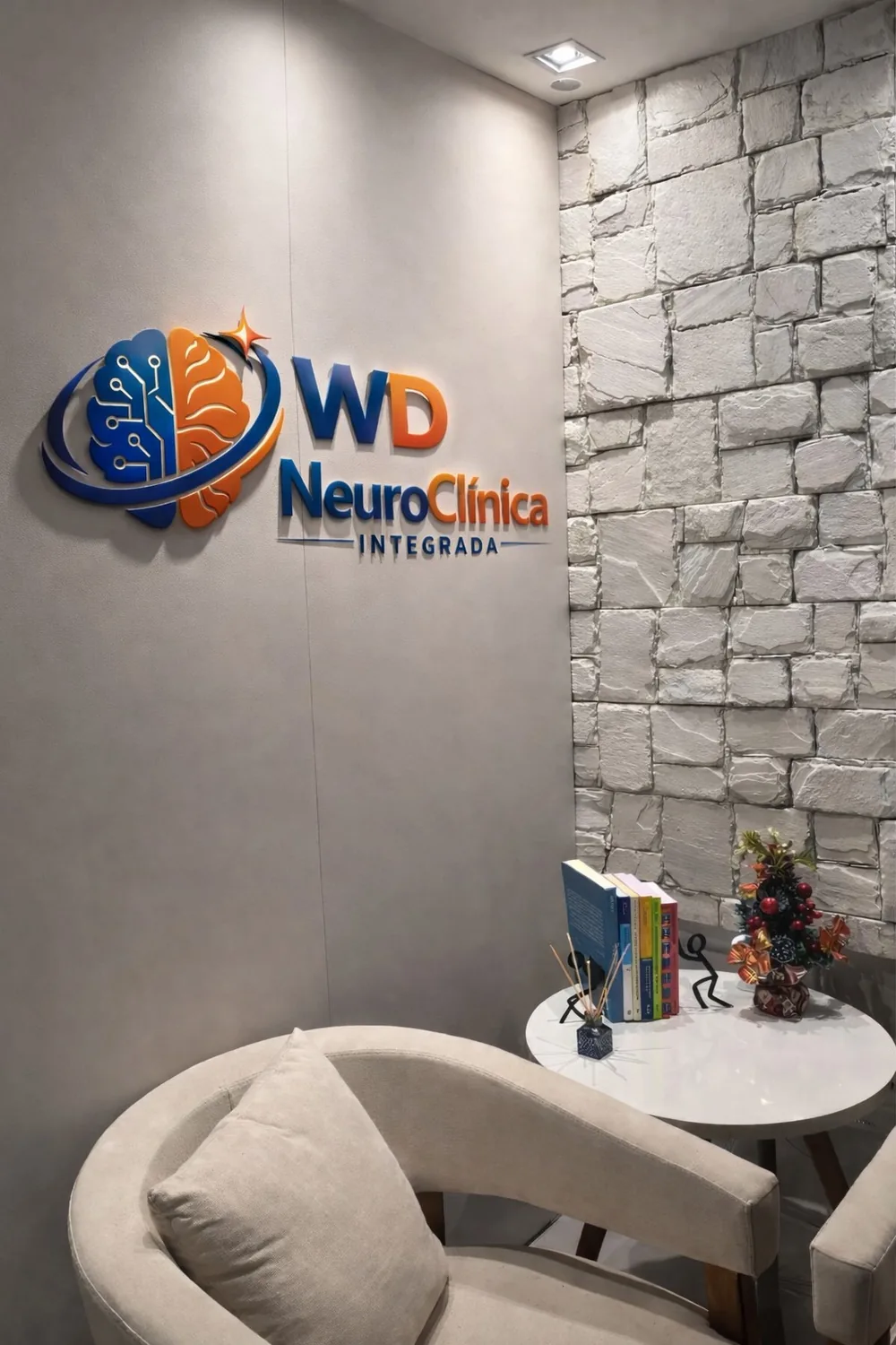 Sala de espera da WD NeuroClínica Integrada com identidade visual, consultório na Asa Norte, Brasília/DF